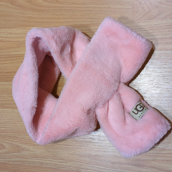 UGG Accessories - 🔥Price Drop🔥UGG Australia Ultra Soft Pink Faux Fur Pull Through Scarf